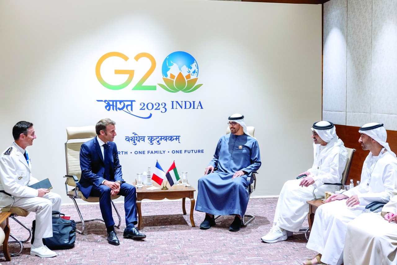 "رئيس الدولة خلال لقائه الرئيس الفرنسي بحضور عبدالله بن زايد وحمدان بن محمد بن زايد"