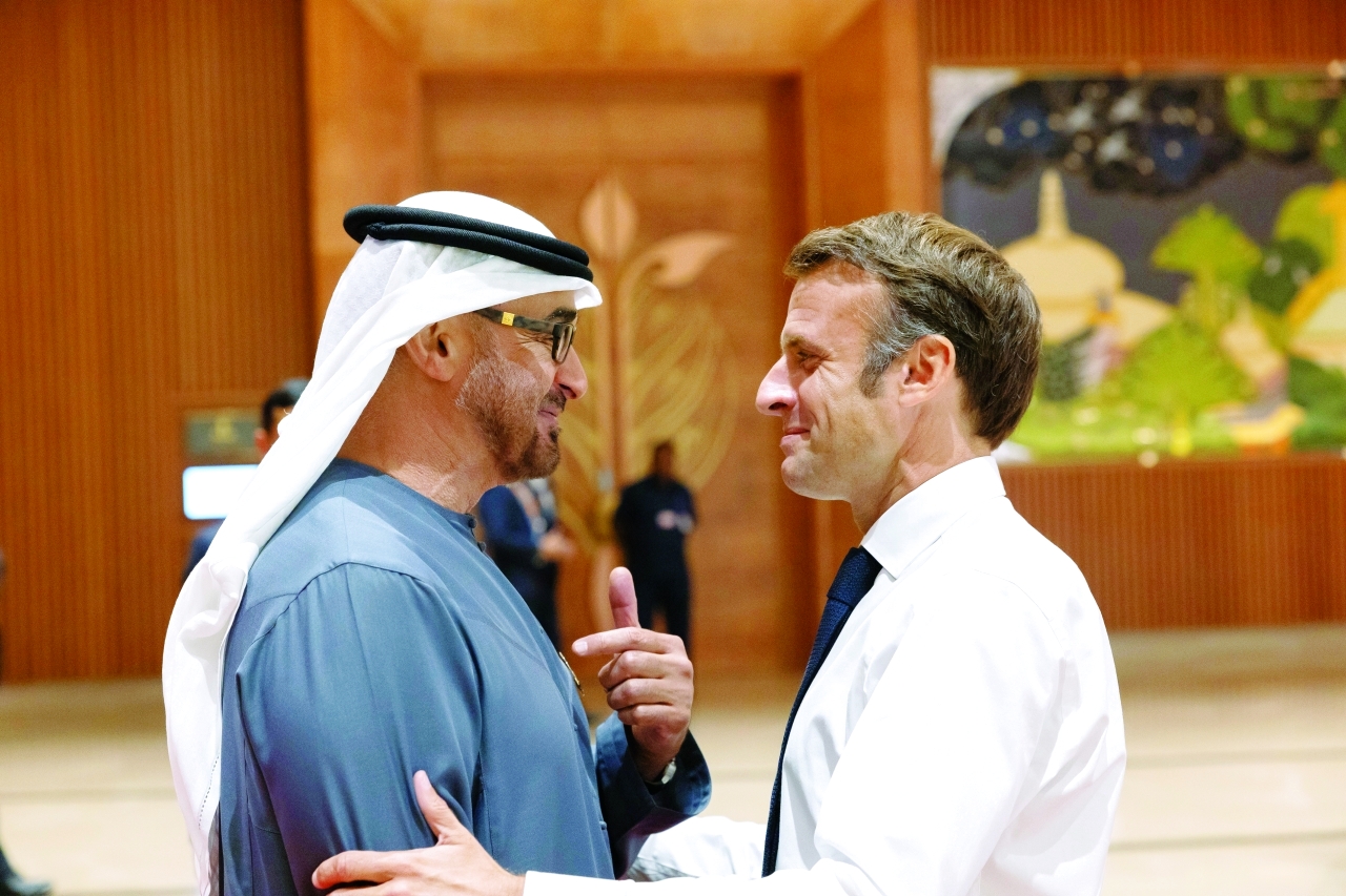 "محمد بن زايد يتبادل الحديث مع إيمانويل ماكرون"