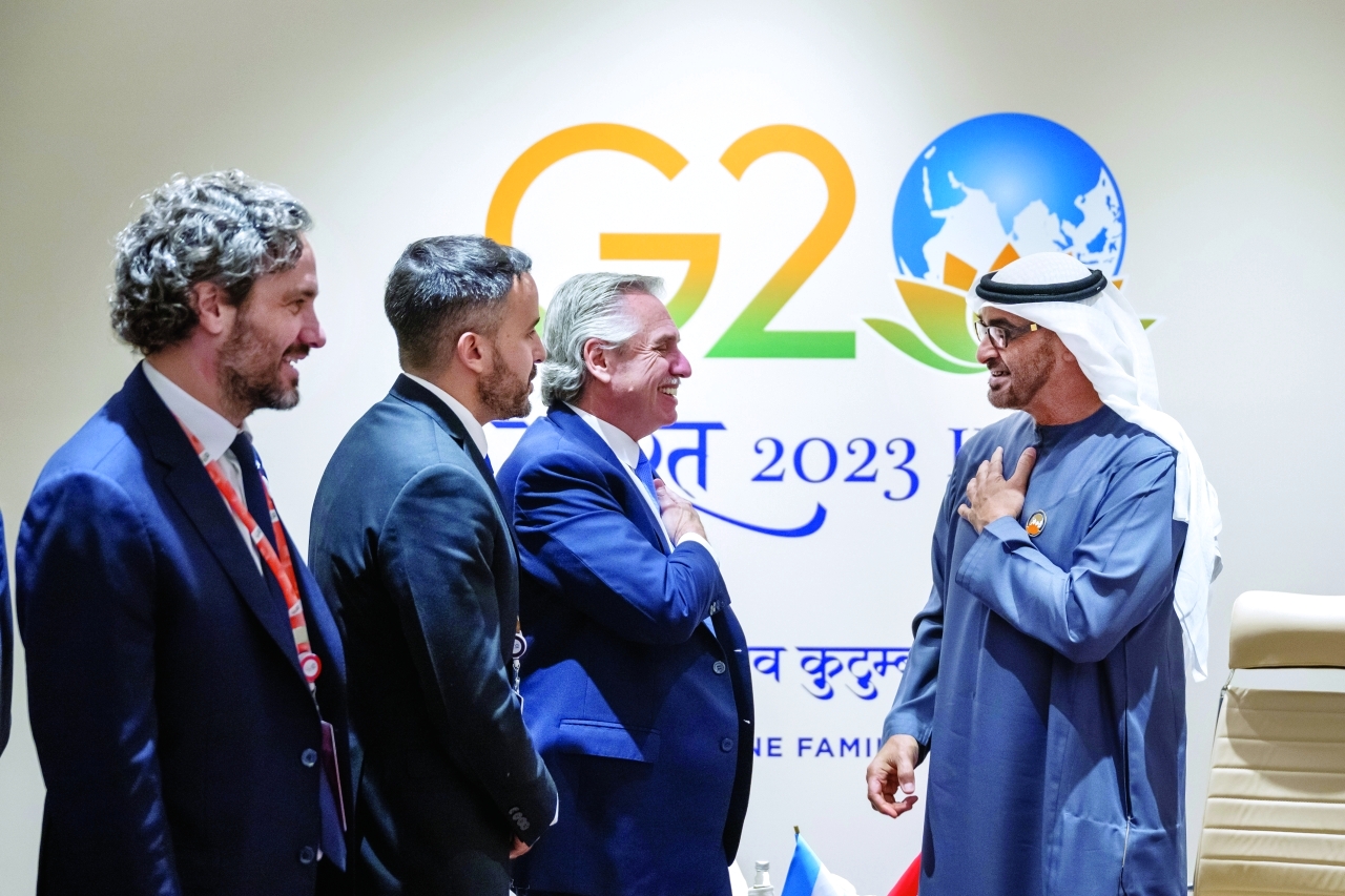 "محمد بن زايد خلال لقاء الرئيس الأرجنتيني والوفد المرافق"