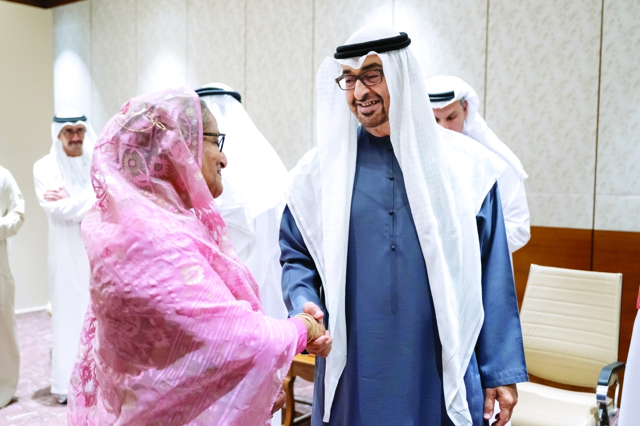 "محمد بن زايد خلال لقائه حسينة واجد"