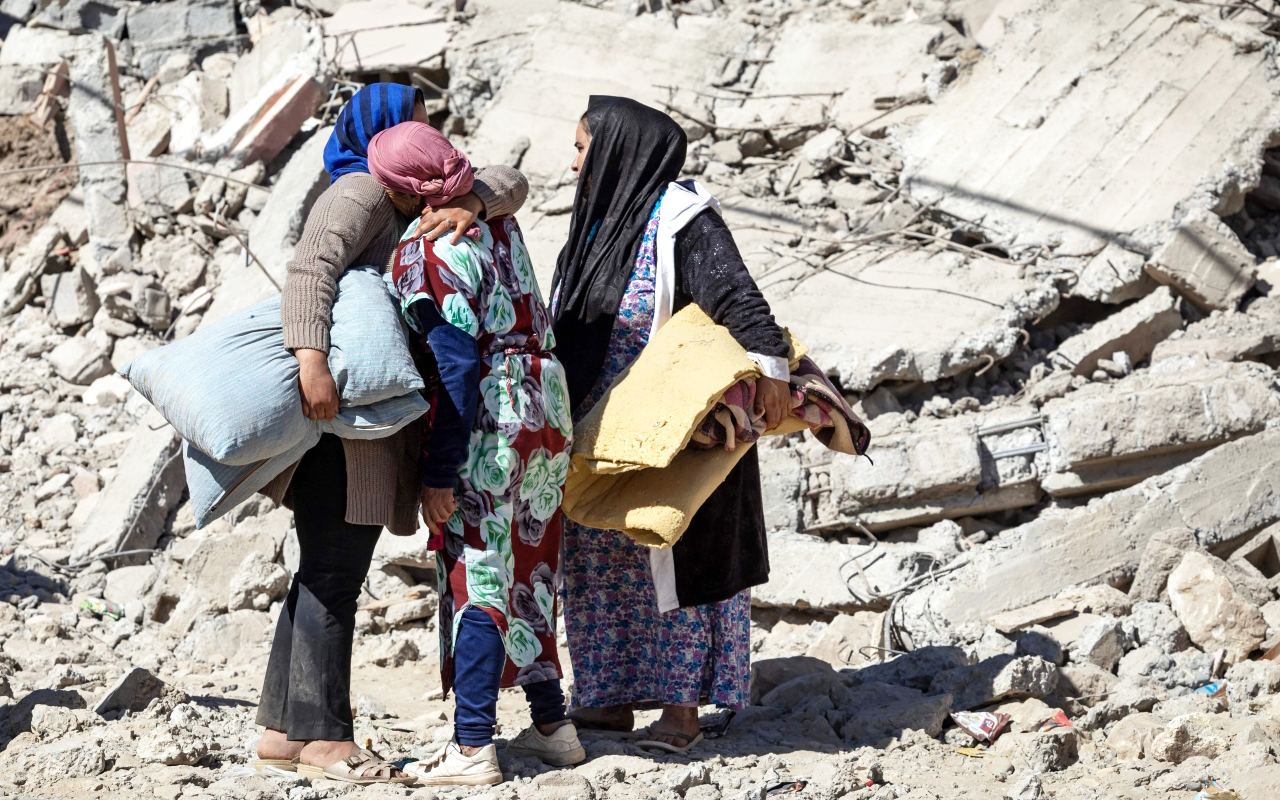 "قرويون يبكون بجوار منازلهم المنهارة في تفغاغت جنوب غرب مراكش | ا ف ب"