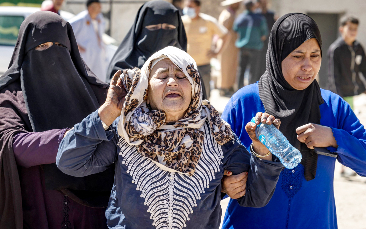 "امرأة تبكي لوفاة أقارب لها في زلزال ضرب قرية تفغاغت الجبلية بمراكش | أ ف ب"