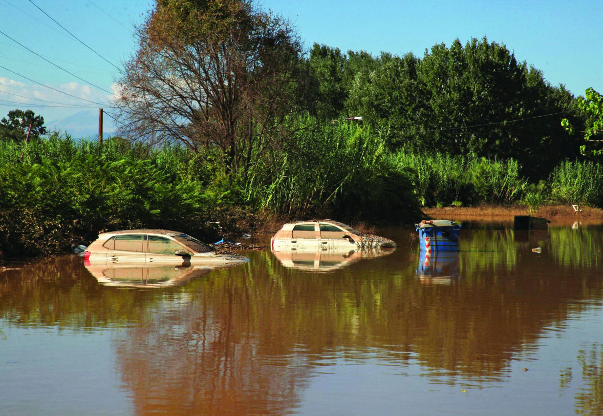 "مركبات في طريق غمرته المياه بلاريسا وسط اليونان | أ.ف.ب"