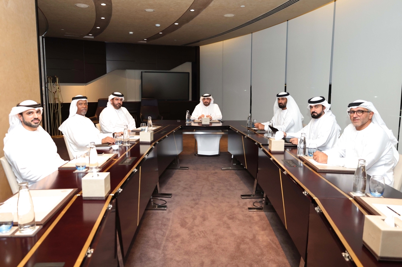 "أحمد بن مسحار خلال ترؤسه اجتماع مجلس إدارة نادي دبي الدولي للرياضات البحرية بحضور أعضاء المجلس | البيان"