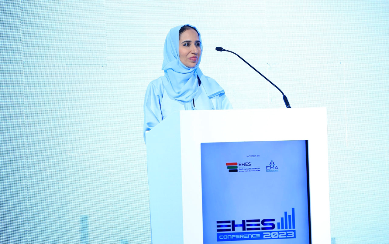 "سارة الدلال متحدثة في المؤتمر"