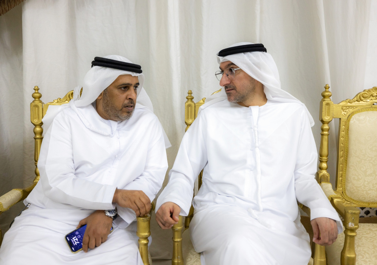 "محمد الملا وسالم باليوحة خلال العزاء"