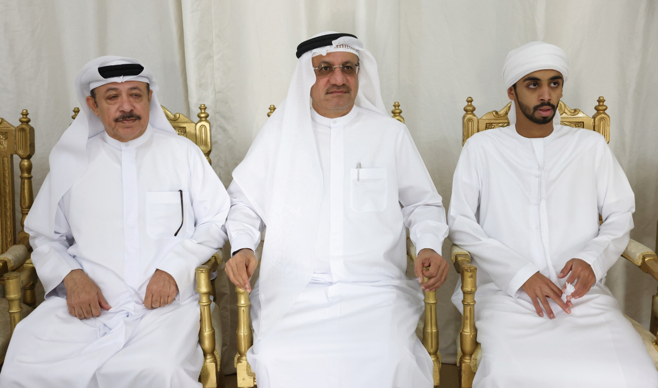 "حميد القطامي وفهد الجسمي وراشد العامري خلال العزاء"