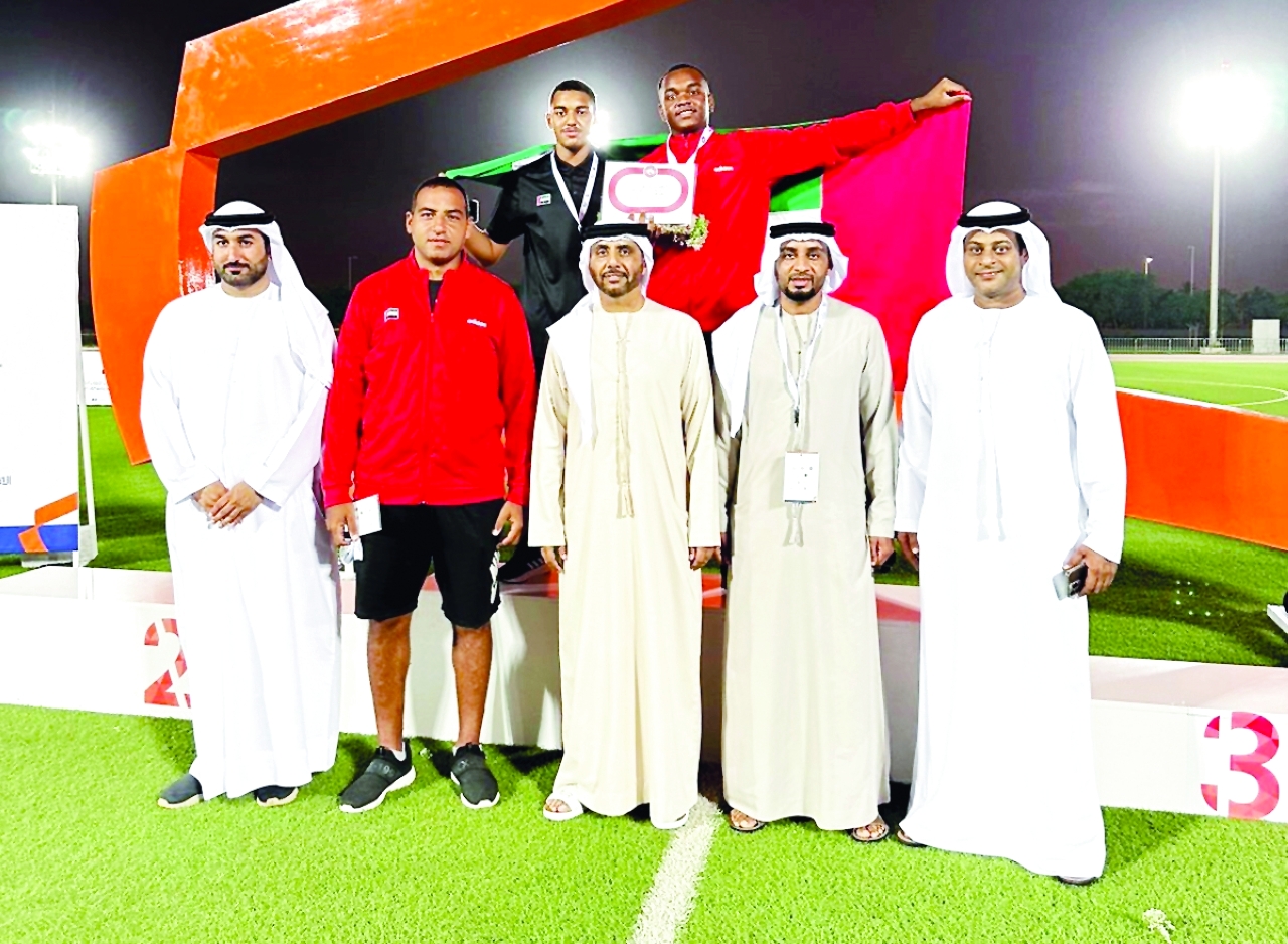 "عبدالله خميس محتفلاً بالميدالية البرونزية | البيان"