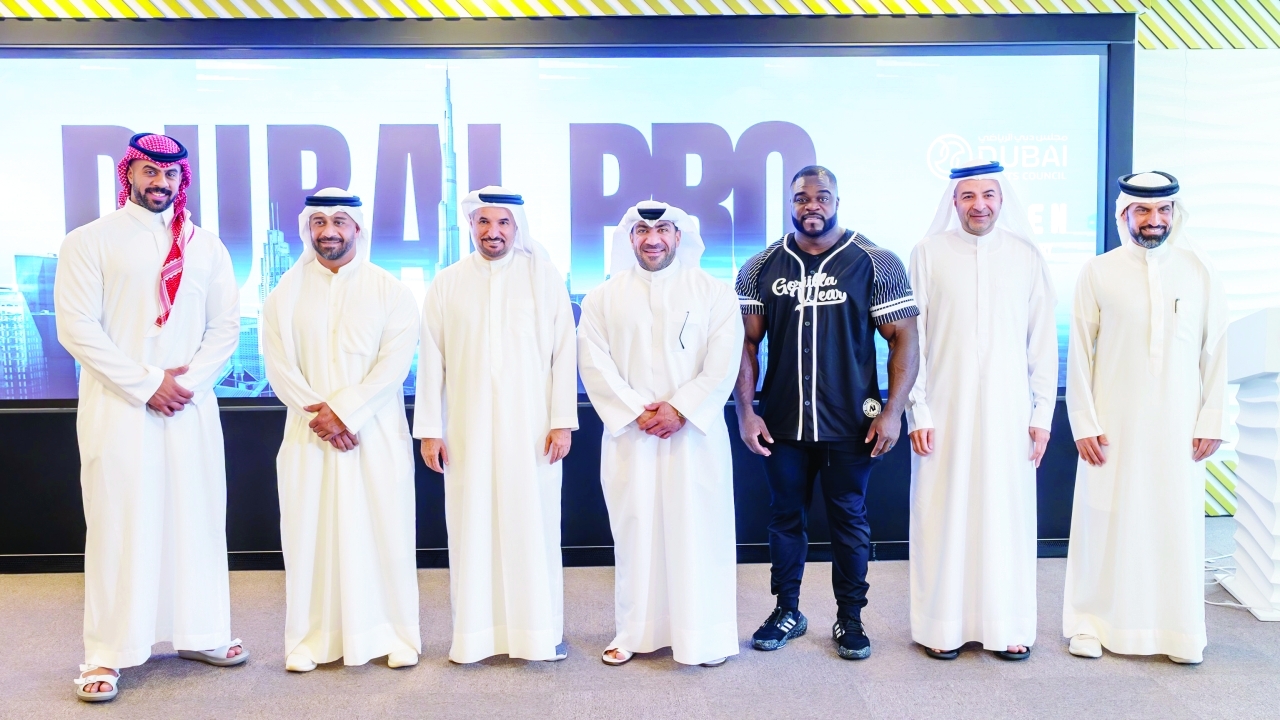 "سعيد حارب يتوسط المسؤولين خلال الفعالية | البيان"