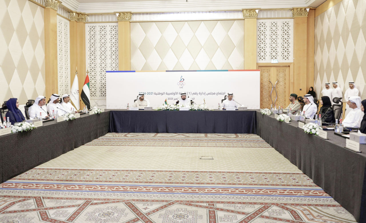 "أحمد بن محمد مترئساً الاجتماع الأول لمجلس إدارة اللجنة الأولمبية بحضور راشد النعيمي وأحمد الفلاسي | تصوير: خليفة اليوسف"