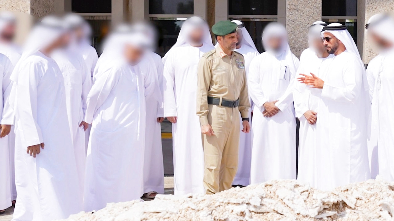 "سيف بن زايد في حديث مع عبدالله المري عن العملية بحضور فريق شرطة دبي | من المصدر"