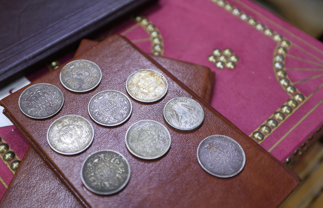 "جانب من المقتنيات"