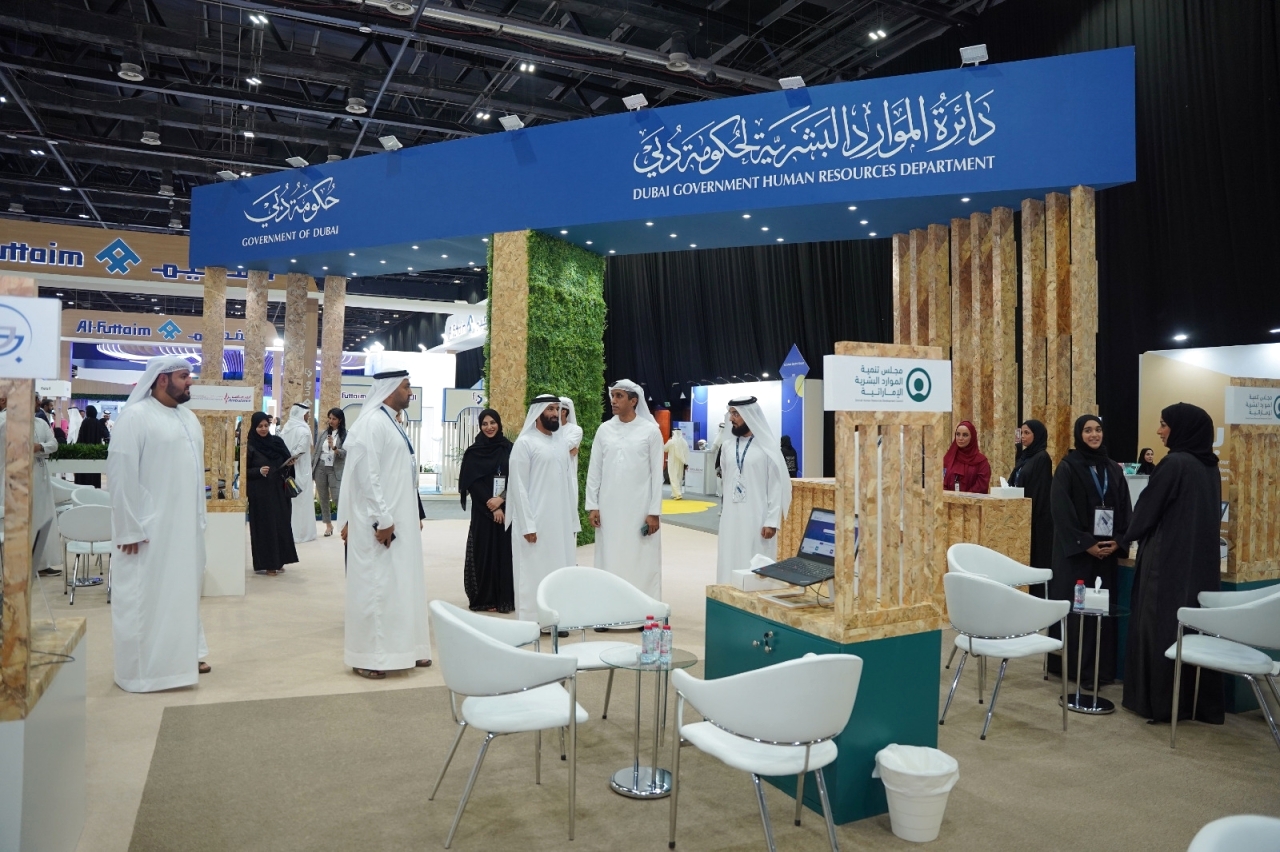 "عبدالله البسطي خلال زيارته منصة حكومة دبي بحضور عبدالله الفلاسي | من المصدر"