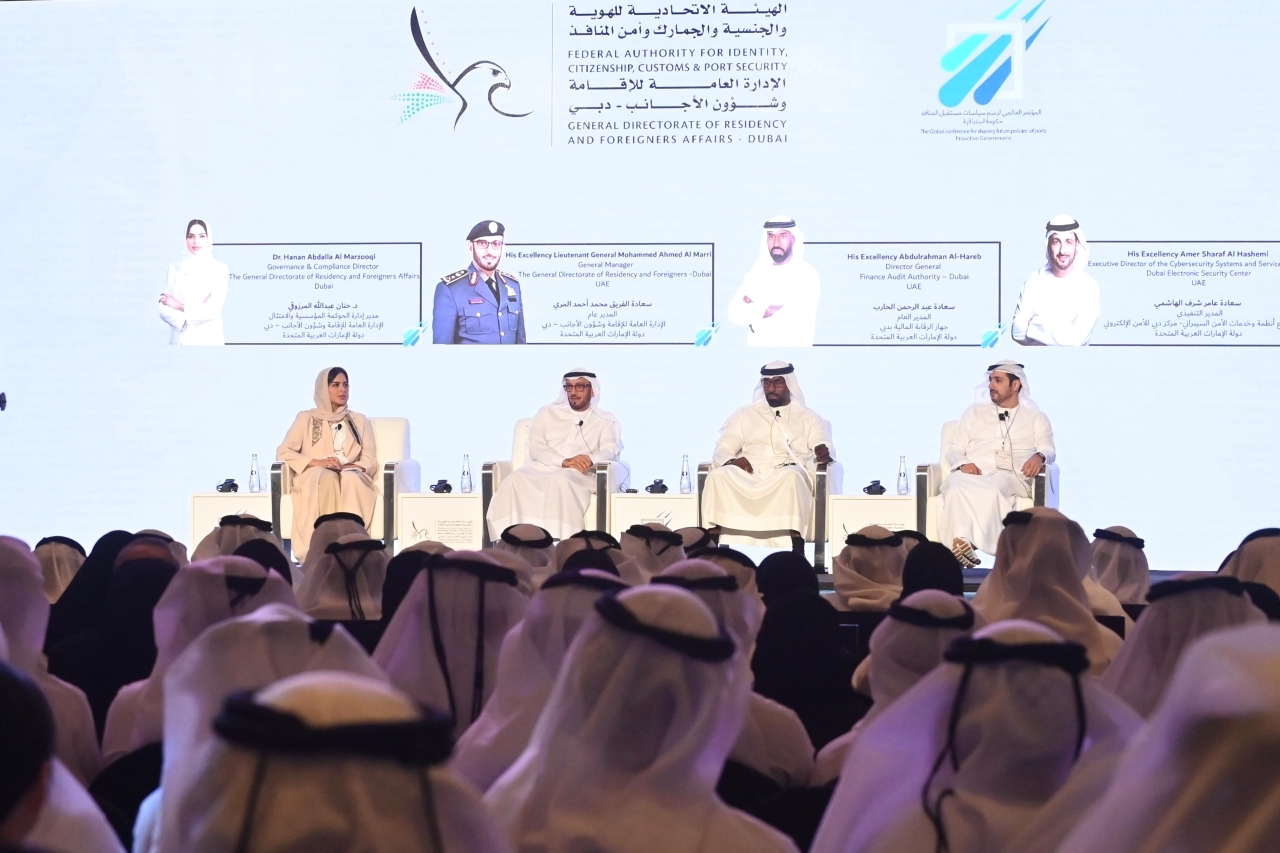 "محمد المري وعبدالرحمن حارب وعامر الهاشمي وحنان المرزوقي خلال الجلسة"