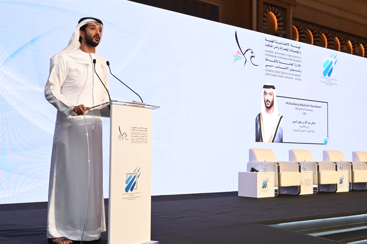 "عبدالله بن طوق خلال إلقاء كلمته - من المصدر"