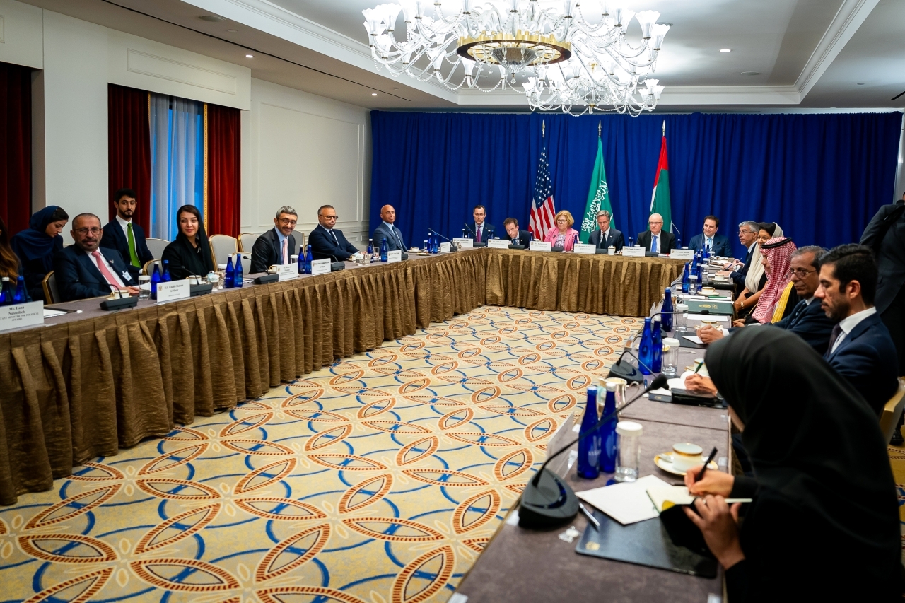 "عبدالله بن زايد وفيصل بن فرحان وأنتوني بلينكن خلال الاجتماع بحضور أنور قرقاش وريم الهاشمي وخليفة المرر ويوسف العتيبة"