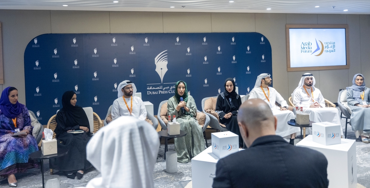 "منى المري وميثاء بوحميد وجاسم الشامسي وأعضاء اللجنة التنظيمية للمنتدى خلال اللقاء الإعلامي - تصوير: عيسى البلوشي"