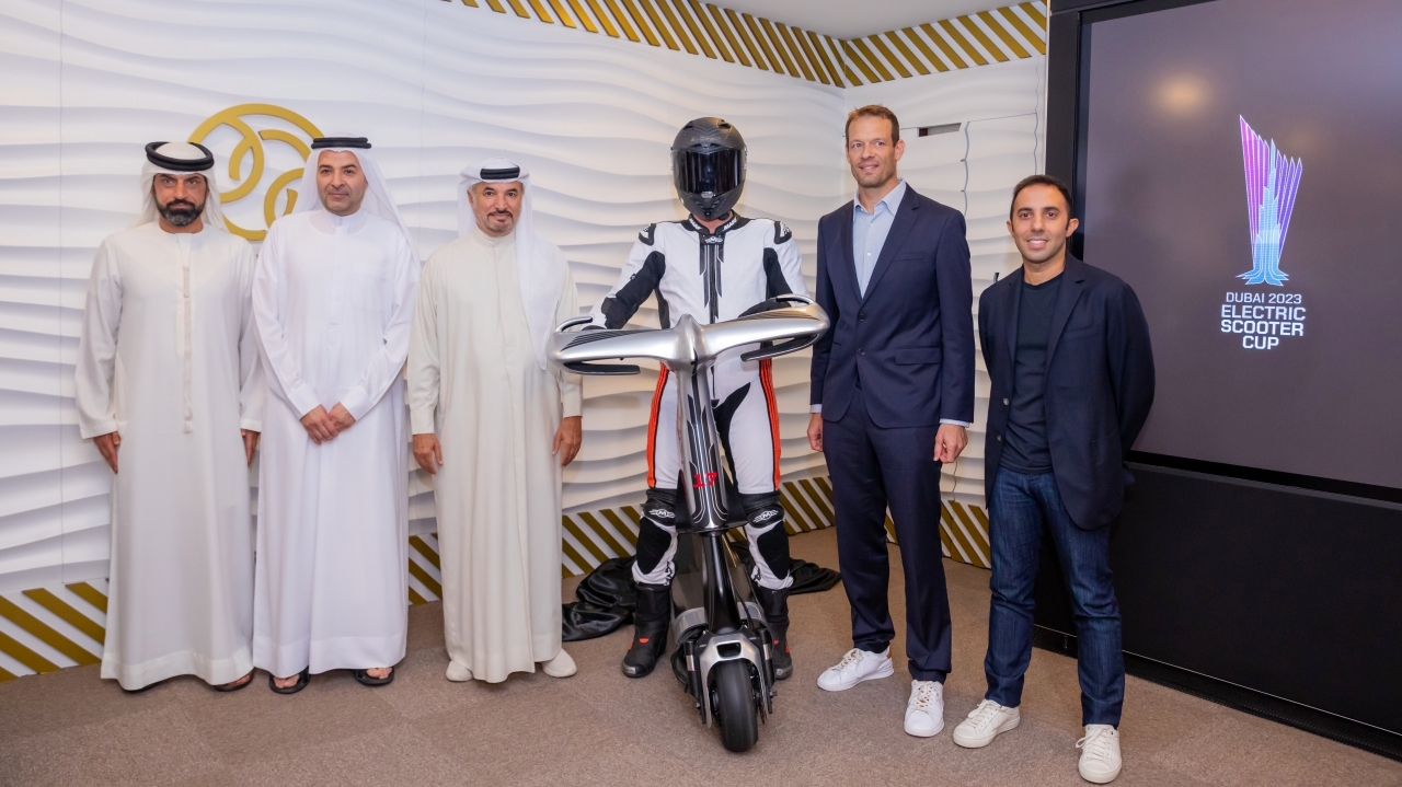 "سعيد حارب يطّلع على «سكوتر DXB» بحضور ناصر آل رحمة والمسؤولين | البيان"