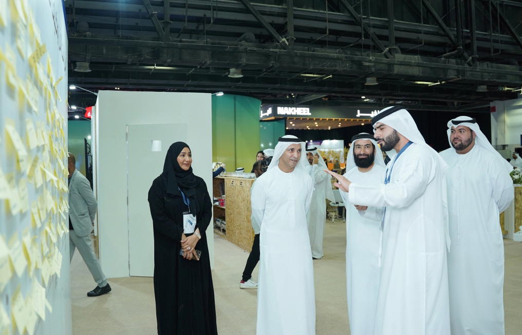 "عبدالله الفلاسي وعبدالله الكرم خلال جولة في المعرض | من المصدر"