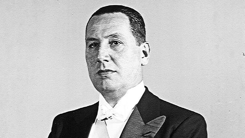 "1973 الرئيس الأرجنتيني السابق خوان بيرون يعود إلى الأرجنتين بعد 18 عاماً في المنفى."