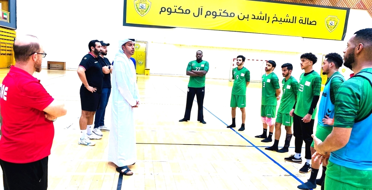 "لاعبو المنتخب يستمعون للتوجيهات الفنية | البيان "