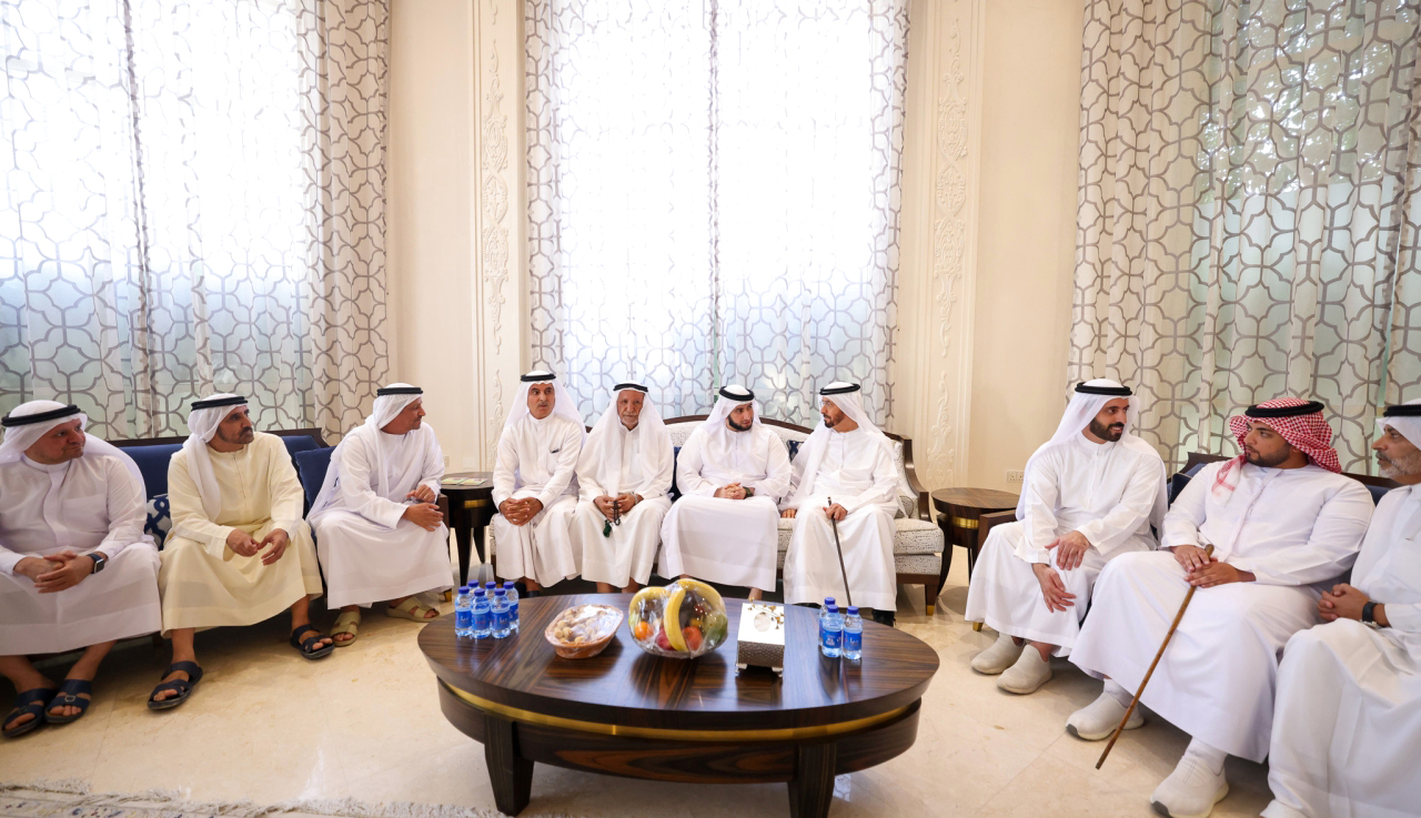 "راشد بن حمدان ومحمد بن خليفة وعبدالعزيز الغرير خلال تقديم العزاء إلى سلطان بن مجرن | تصوير: يماني العفاري"