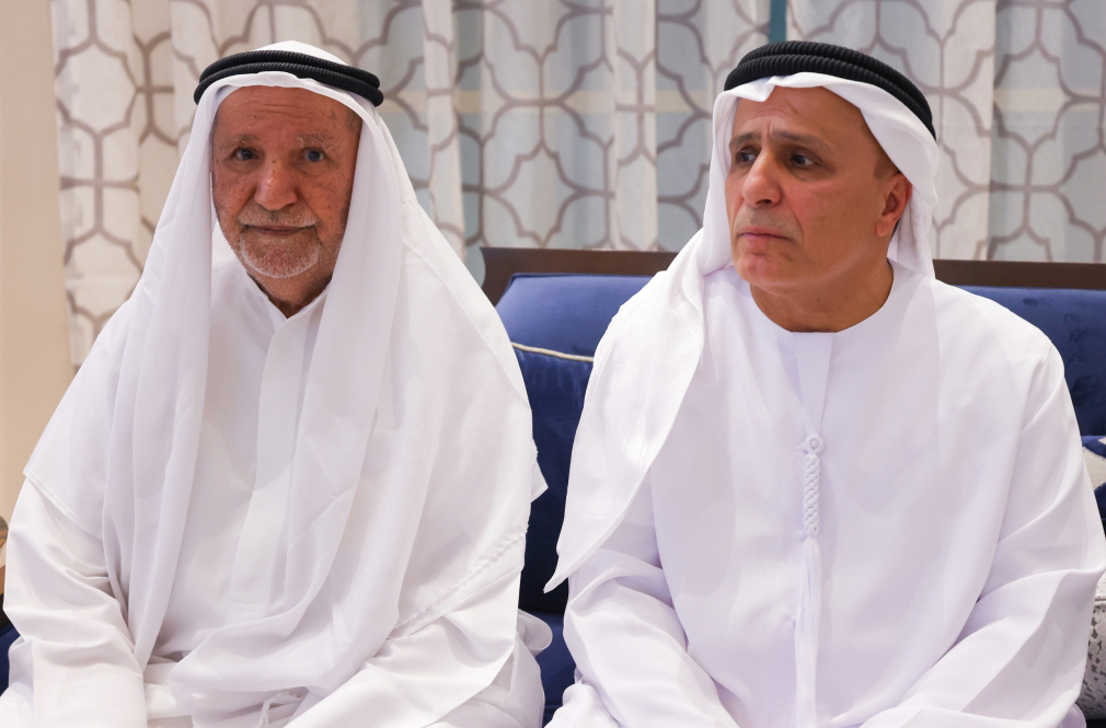 "مطر الطاير خلال تقديم واجب العزاء إلى سلطان بن مجرن"