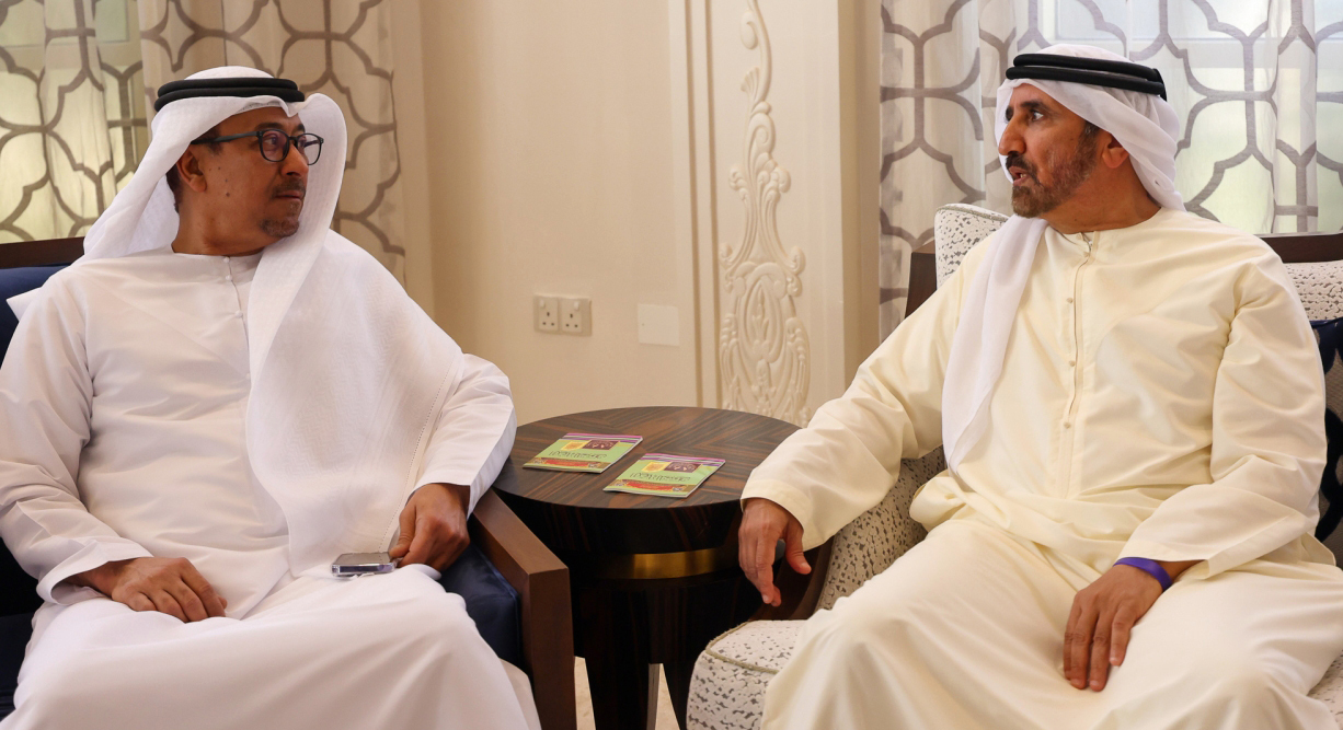 "داوود الهاجري خلال تقديم العزاء إلى عوض بن مجرن"