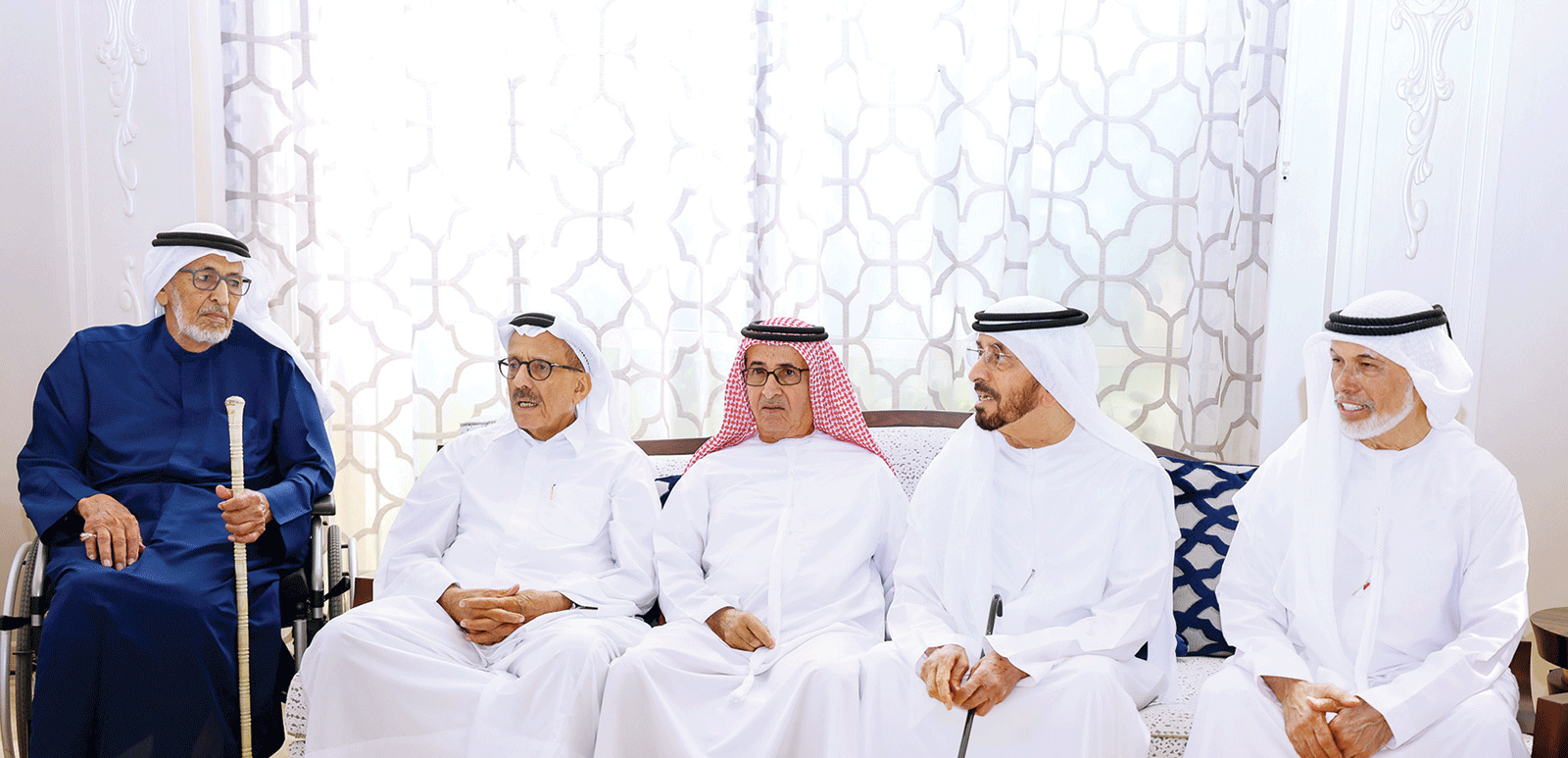 "محمد بن خليفة والمر آل مكتوم وخلف الحبتور ومحمد بن خليفة الحبتور وسعيد العتيبة في مجلس العزاء"