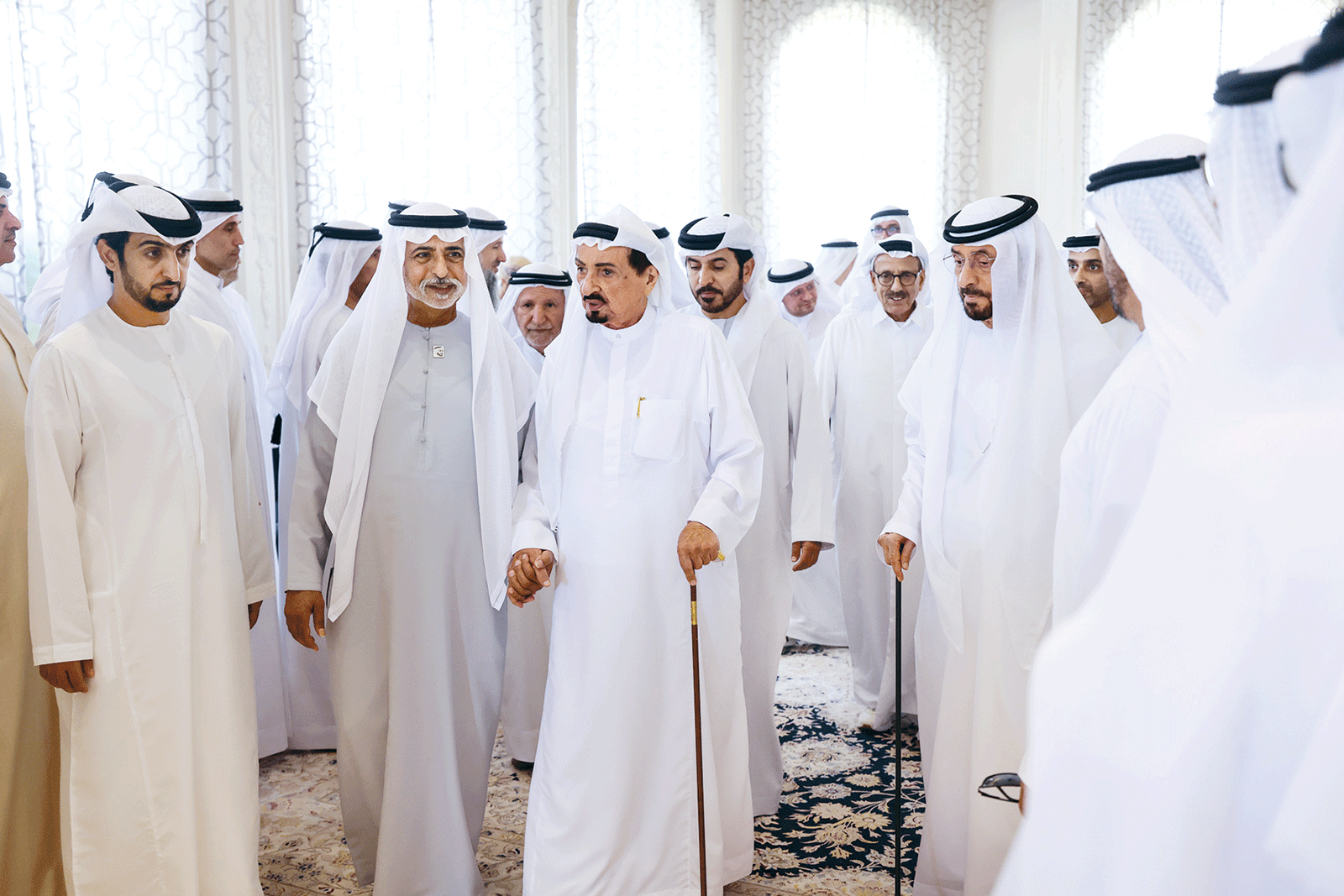 "حميد النعيمي في العزاء بحضور نهيان بن مبارك ومحمد بن خليفة وخلف الحبتور وجانب من المعزين (تصوير: يماني العفاري)"