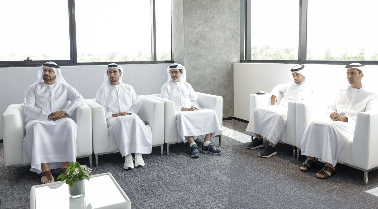 "محمد القرقاوي وحمد المنصوري ويوسف الشيباني خلال اللقاء"