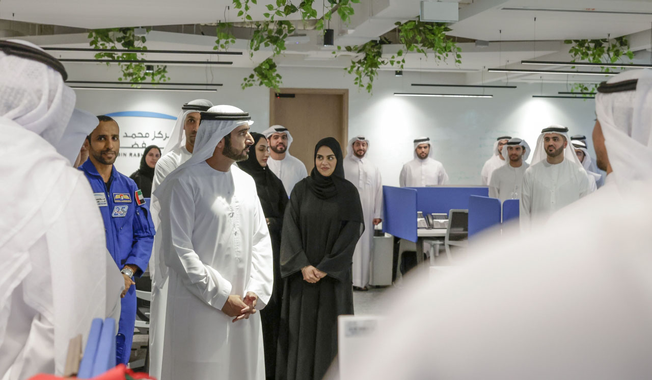 "سموه خلال جولة في المركز بحضور هزاع المنصوري"