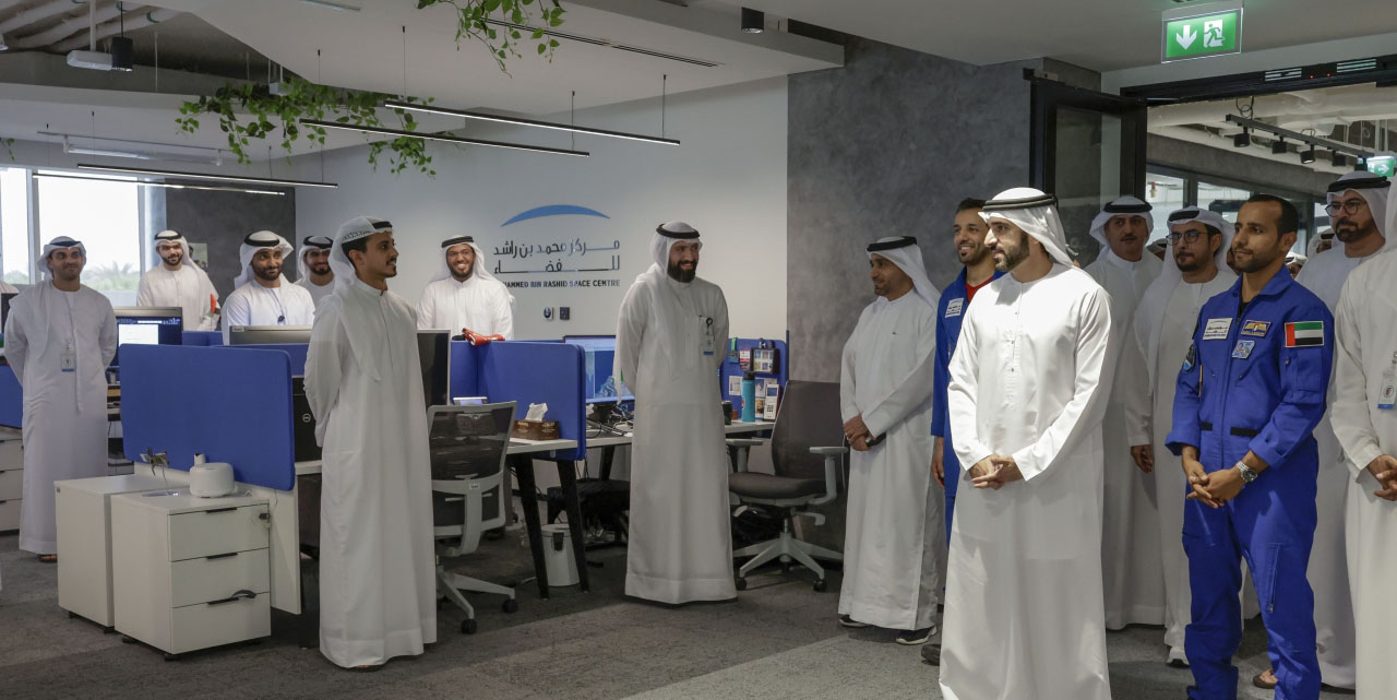 "سموه في حديث مع فريق المهمة بحضور محمد القرقاوي وهزاع المنصوري"