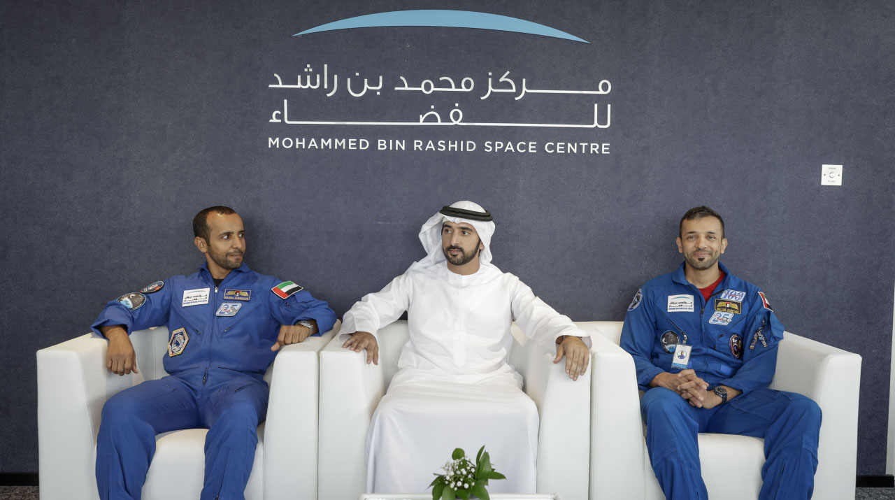 "حمدان بن محمد متوسطاً سلطان النيادي وهزاع المنصوري"