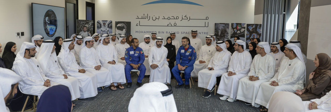 "ولي عهد دبي في حديث مع فريق «طموح زايد 2» بحضور سلطان النيادي وهزاع المنصوري"