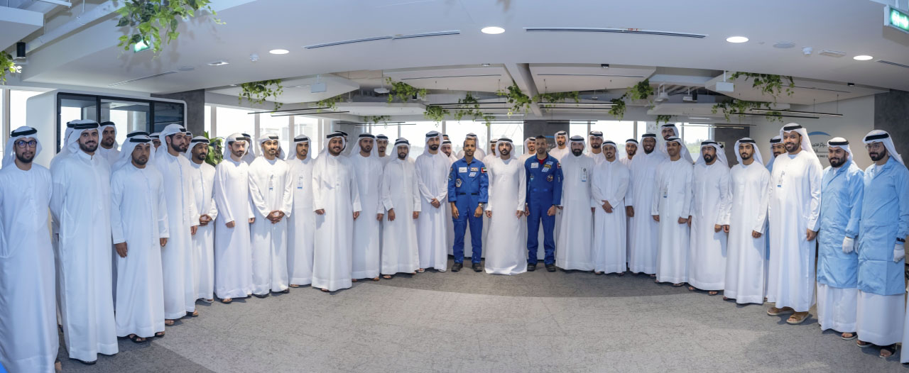 "حمدان بن محمد متوسطاً فريق مهمة «طموح زايد 2» بحضورسلطان النيادي وهزاع المنصوري"