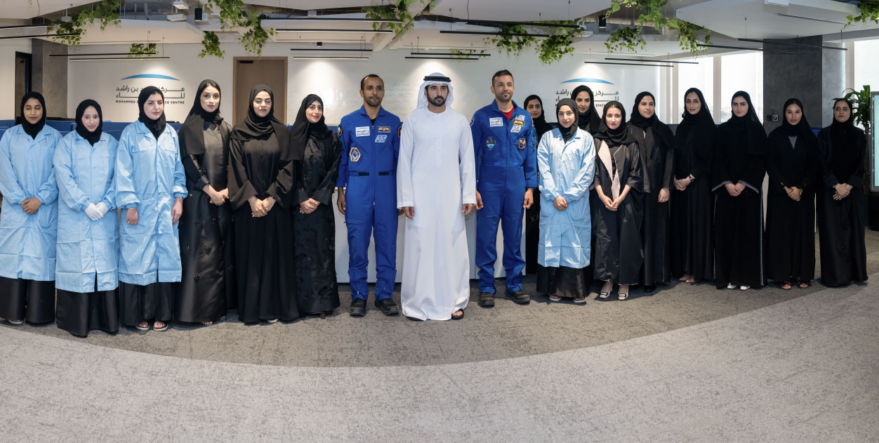 "حمدان بن محمد خلال الزيارة بحضور سلطان النيادي وهزاع المنصوري"