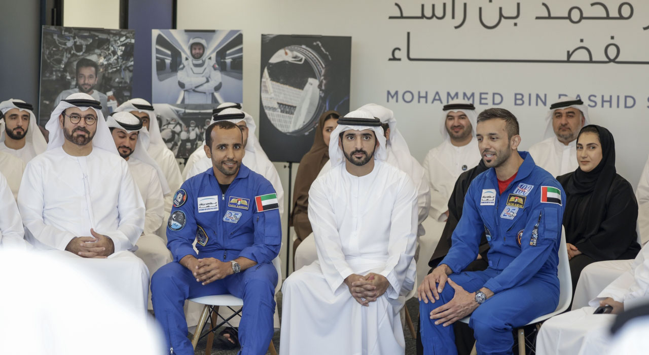 "حمدان بن محمد خلال زيارة مركز محمد بن راشد للفضاء بحضور محمد القرقاوي وسلطان النيادي وهزاع المنصوري| تصوير: خليفة عيسى"