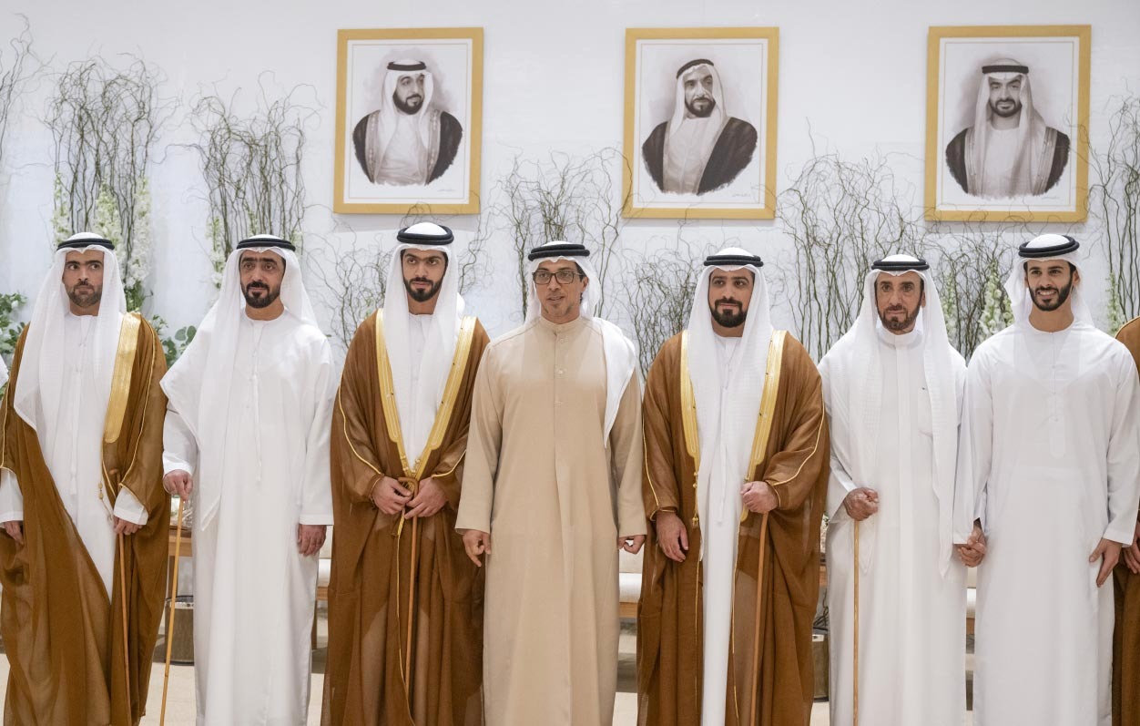 "منصور بن زايد يتوسط العرسان خلال الحفل"