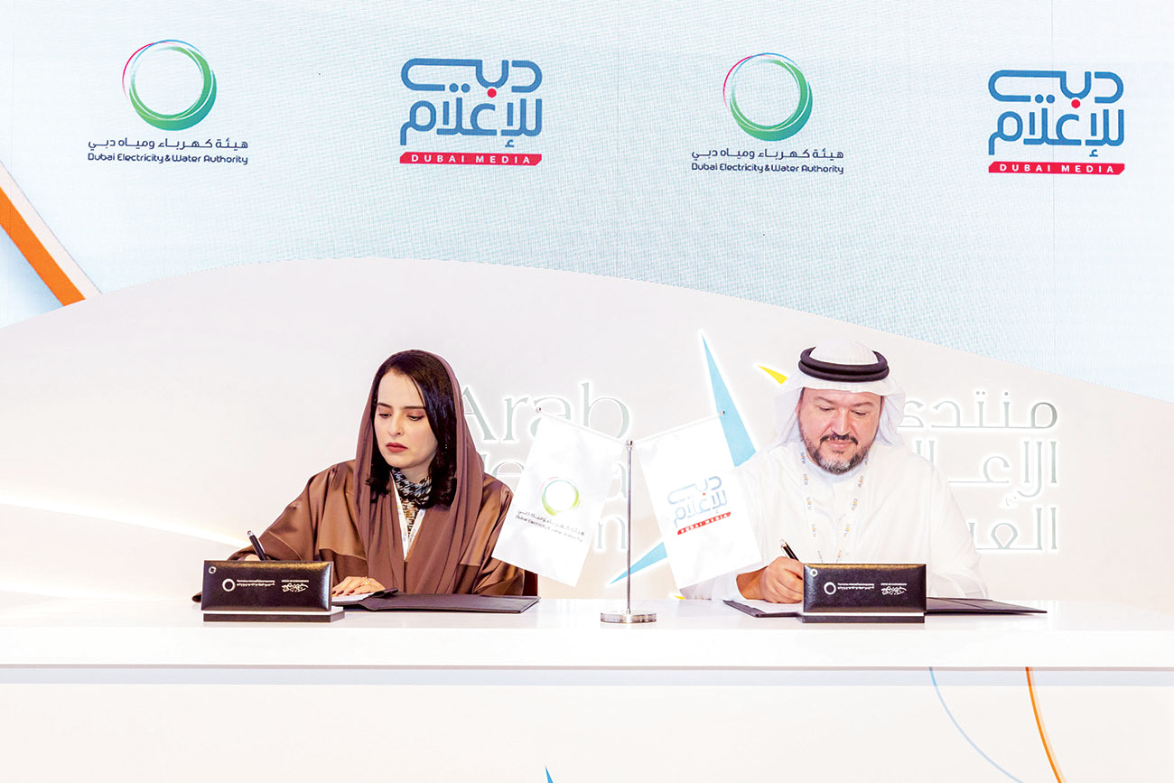 "عبد الواحد جمعة وخولة المهيري خلال توقيع اتفاقية التعاون"