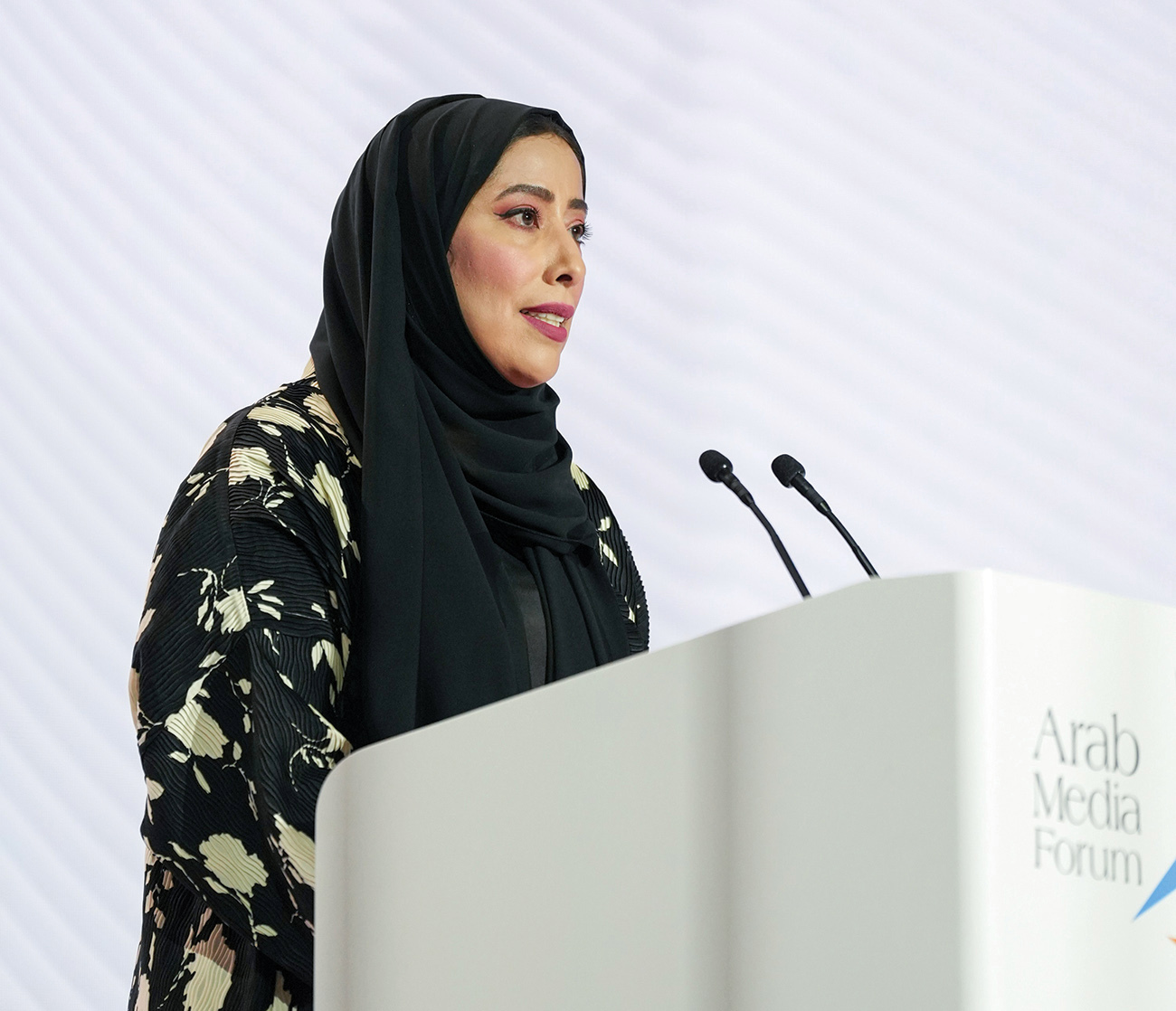 "منى المري تلقي كلمتها"