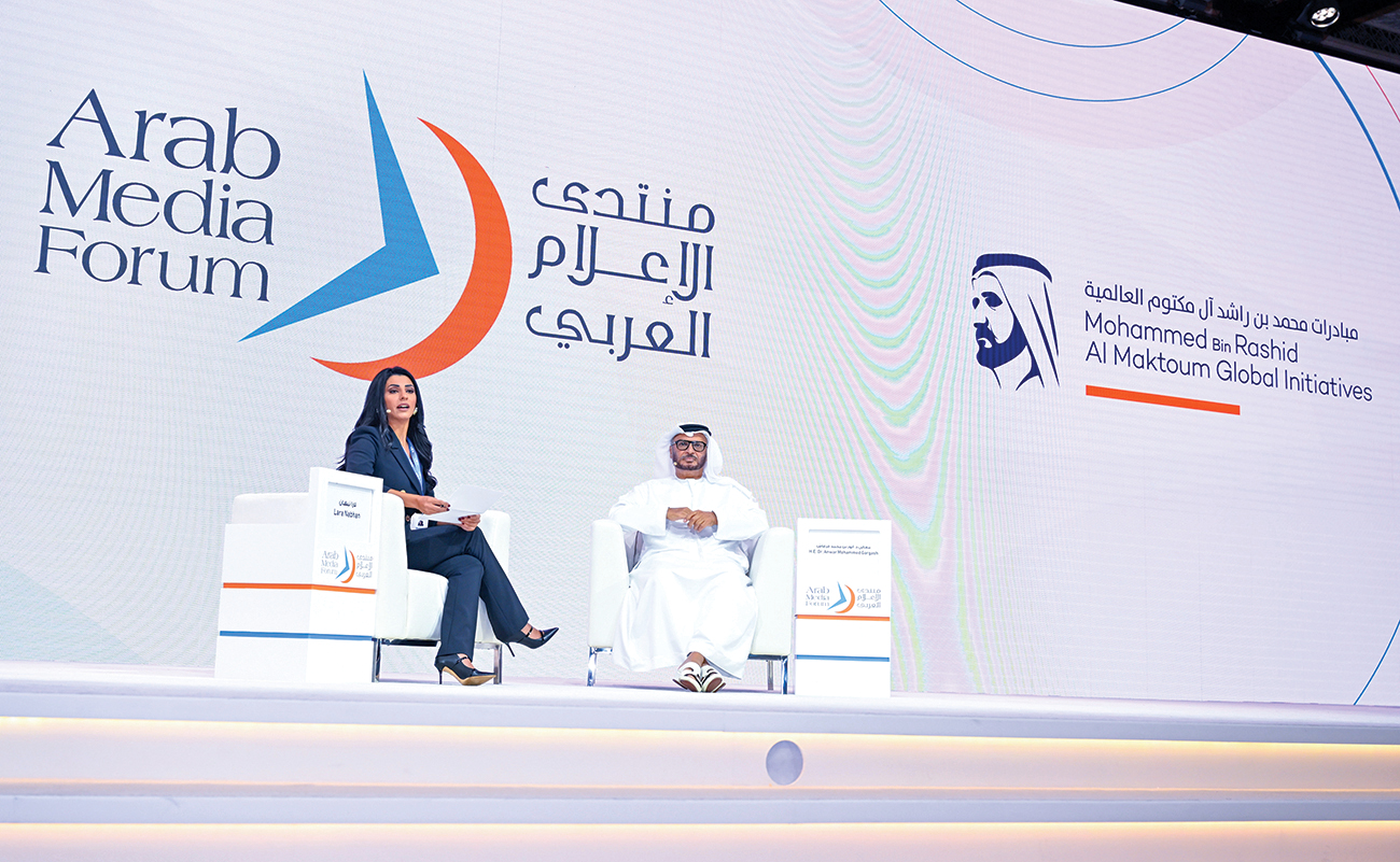 "أنور قرقاش خلال الجلسة التي أدارتها لارا نبهان"