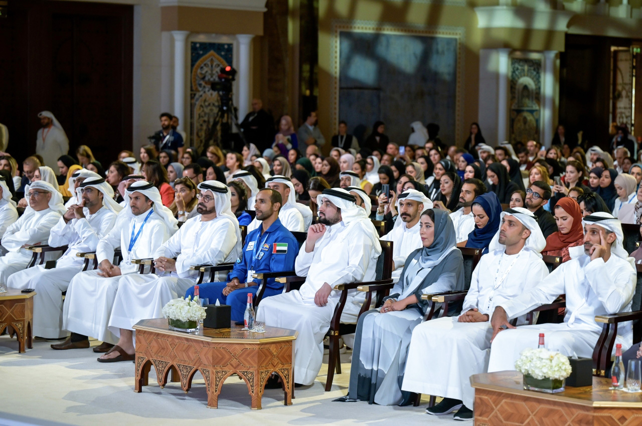 "أحمد بن محمد خلال الجلسة بحضور محمد القرقاوي ومنى المرّي وسالم المرّي وخلفان بلهول وهزاع المنصوري | تصوير: محمد هشام وسالم خميس وزافير ويلسون وعيسى البلوشي ويماني العفاري"