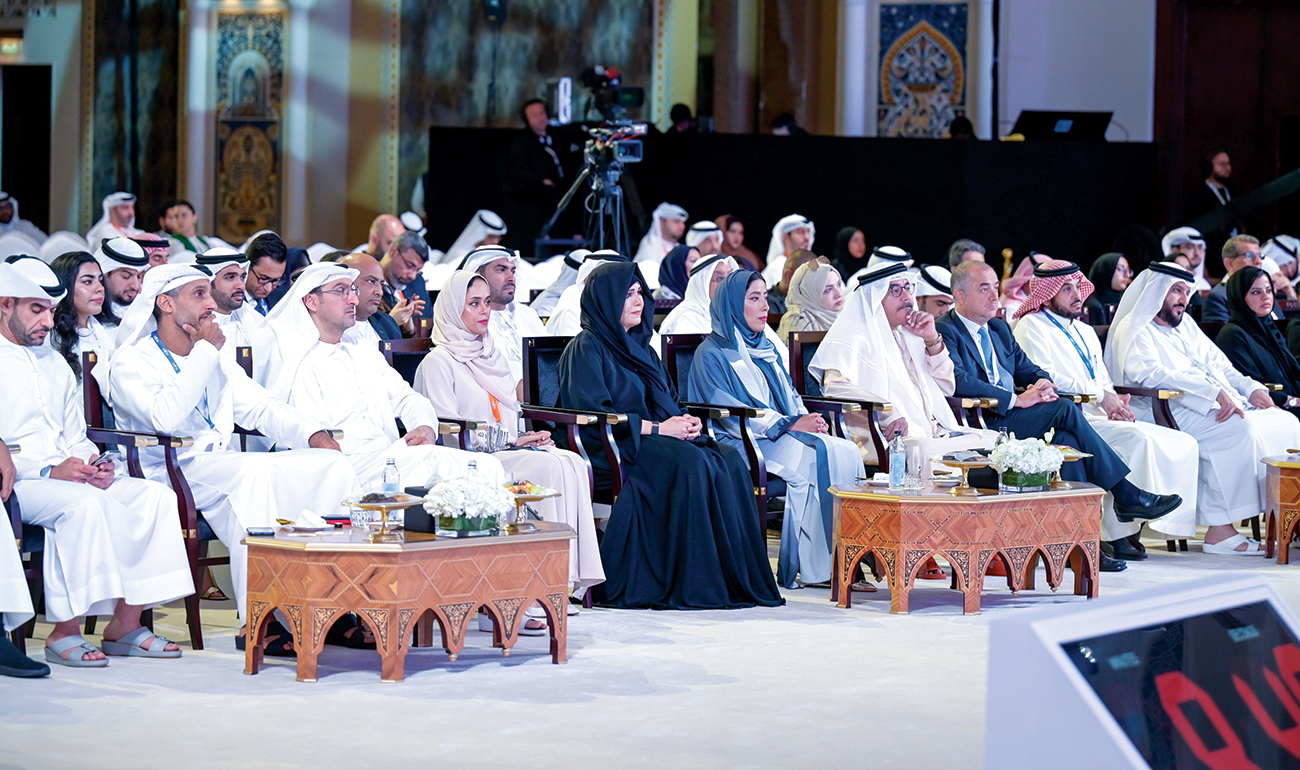 "لطيفة بنت محمد خلال المنتدى بحضور منى المري وخلفان بلهول ومحمد الملا وميثاء بوحميد ومنى بوسمرة وإلياس بوصعب ومحمد الريسي وناصر الظاهري"