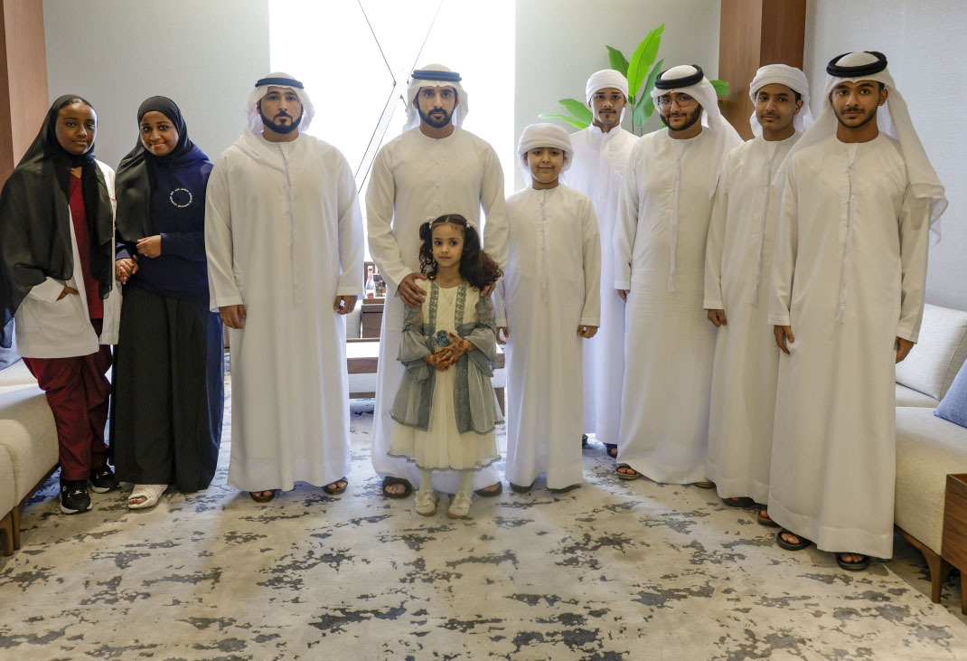 "سموه متوسطاً أبناء شهداء الدفاع المدني"