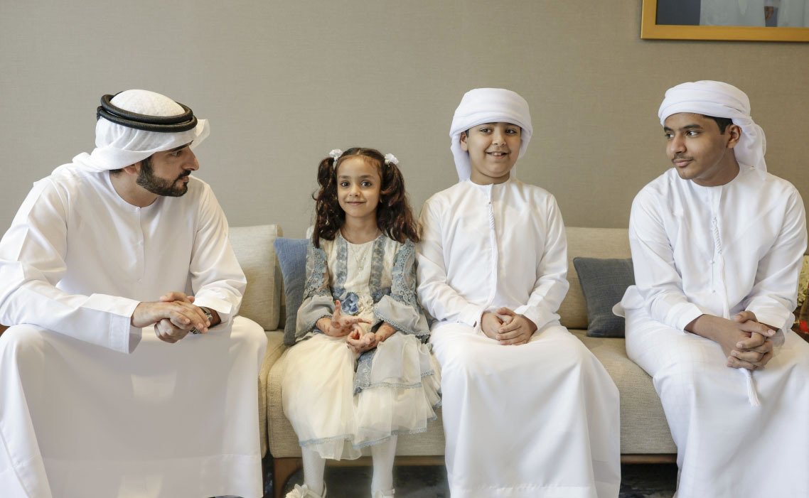 "حمدان بن محمد وعدد من أبناء الشهداء خلال اللقاء"