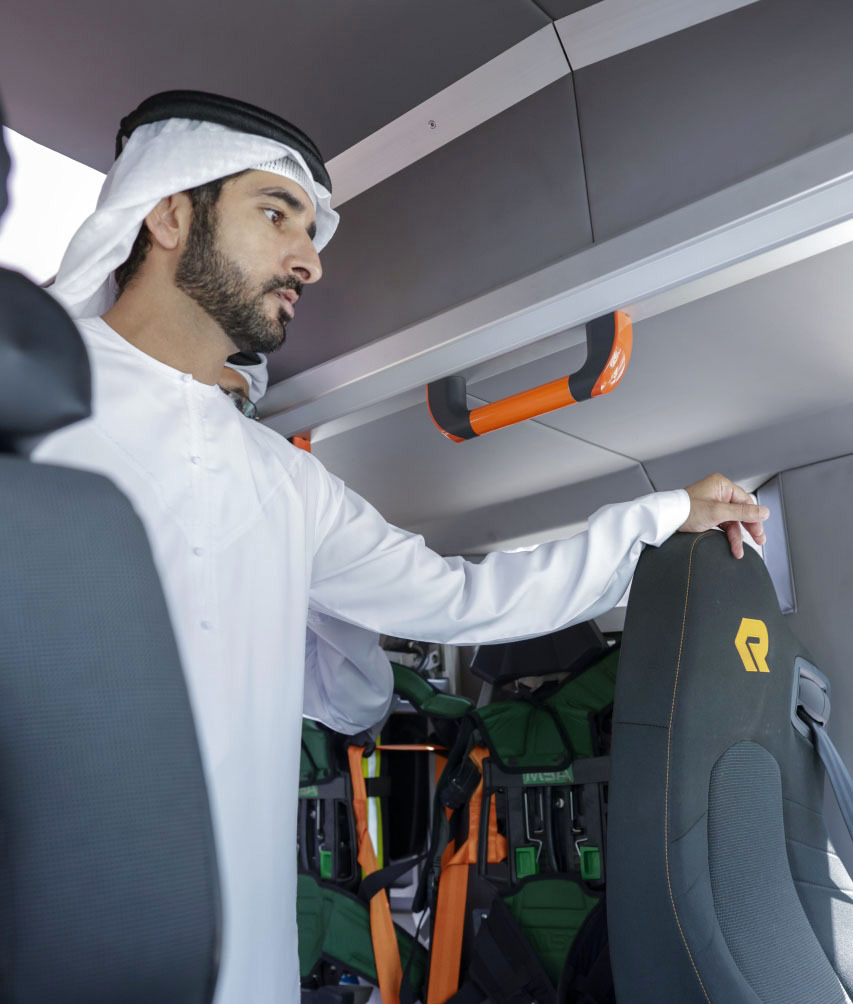 "حمدان بن محمد متفقداً إحدى مركبات الإدارة العامة للدفاع المدني"