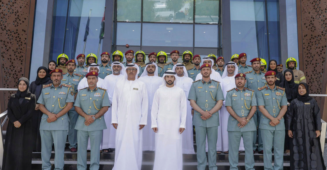 "حمدان بن محمد خلال زيارة إدارة الدفاع المدني بحضور راشد المطروشي | تصوير: خليفة اليوسف"