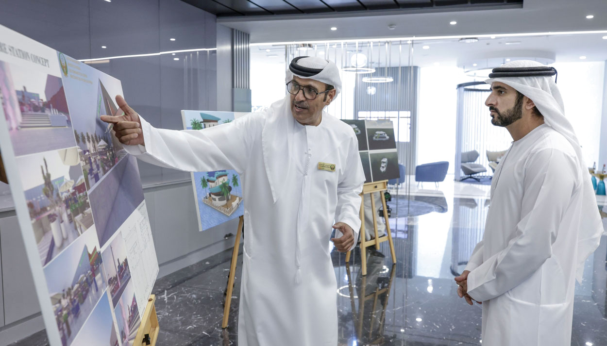 "حمدان بن محمد يستمع إلى شرح عن خطط وآليات الإدارة"