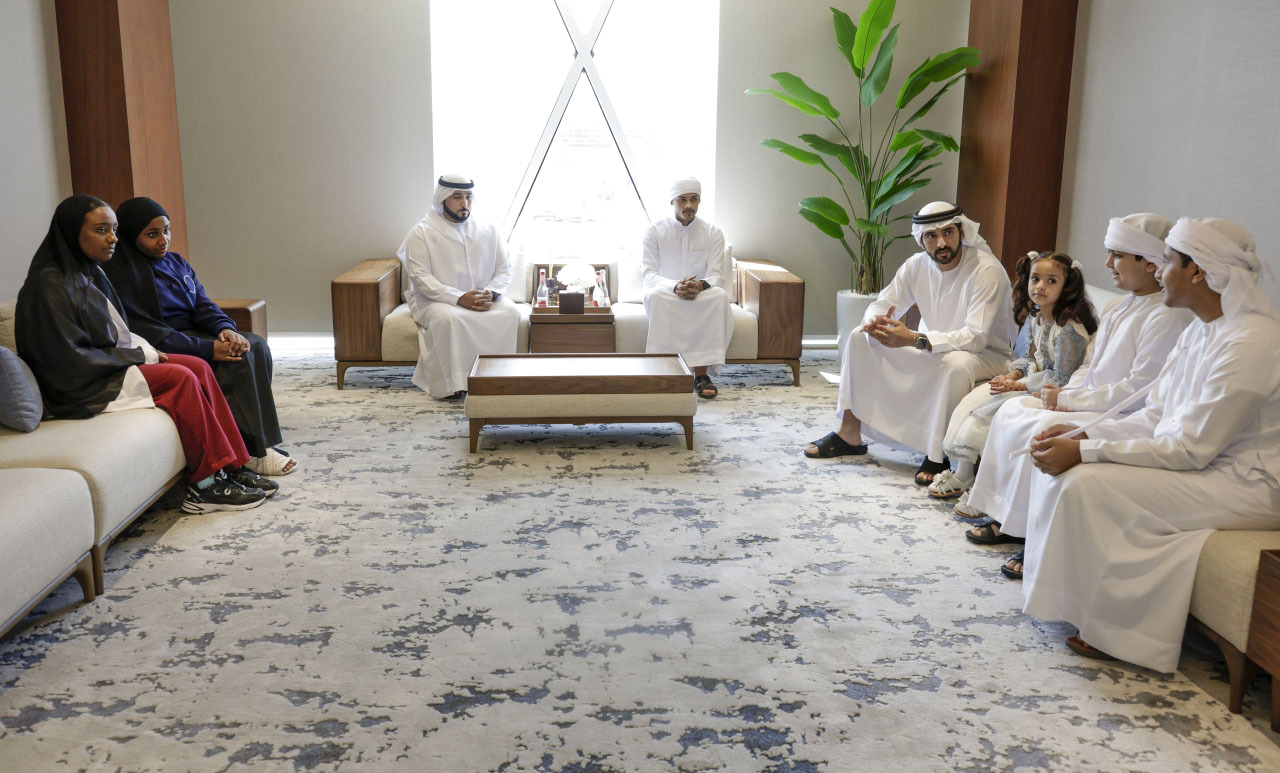 "حمدان بن محمد خلال اللقاء مع أبناء شهداء الدفاع المدني"